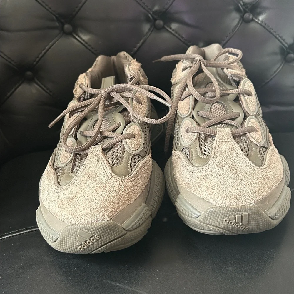 Adidas Yeezy 500 Clay Brown Authentic Sneakers Men’s size 8.5 Good Condition